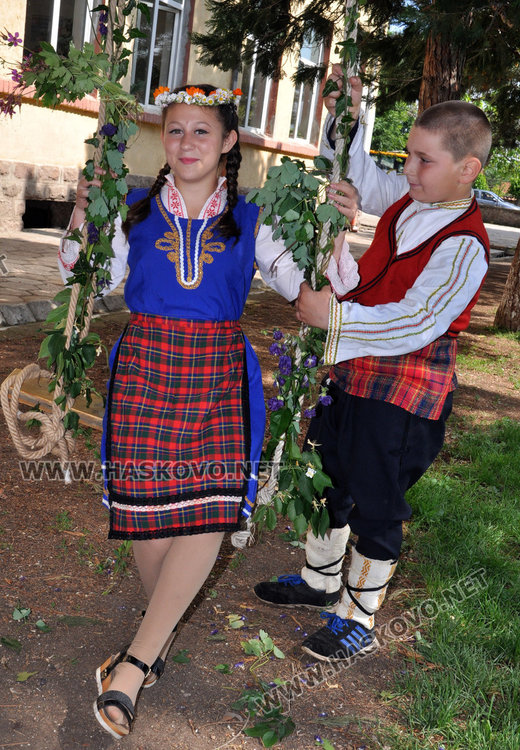 Ученици показват таланти за патронния празник на училището си
