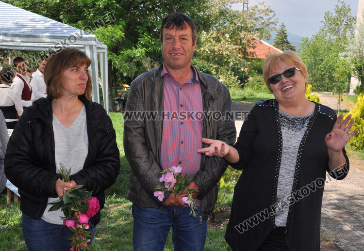 Ученици показват таланти за патронния празник на училището си