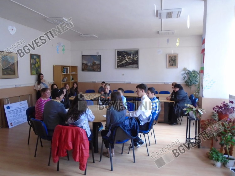 Четвъртокласници изпитваха директорката Шехова на патронния празник на Първо