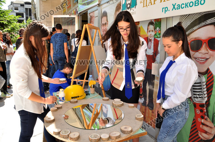 Ученици от гимназията по механо и електротехника изобретиха тестер за приятелство