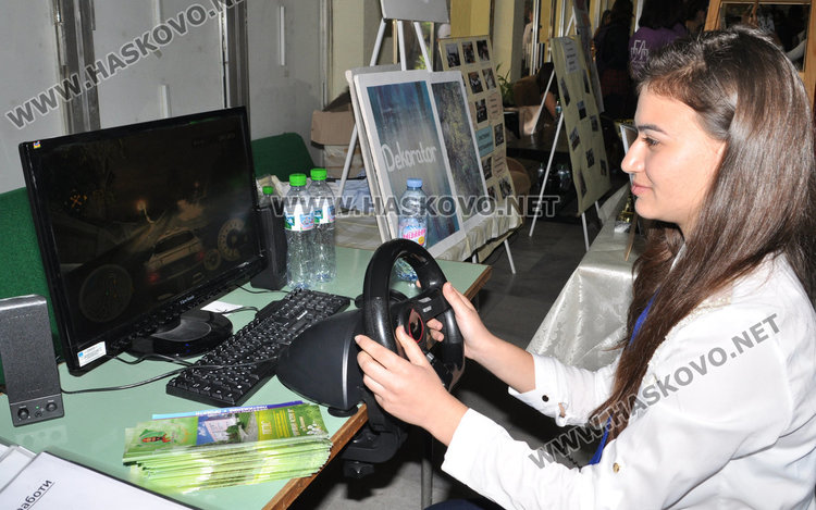 Ученици от гимназията по механо и електротехника изобретиха тестер за приятелство