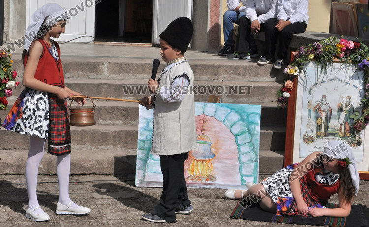 Ученици показват таланти за патронния празник на училището си