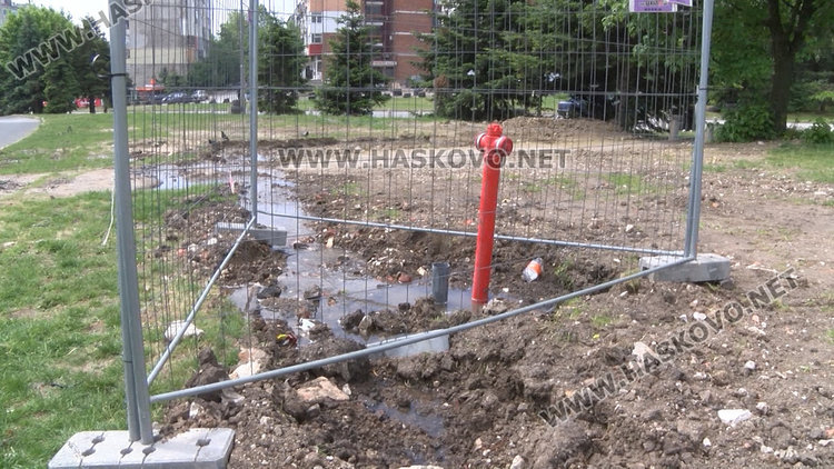 Част от Хасково отново без вода, преместеният водопровод гръмна пак