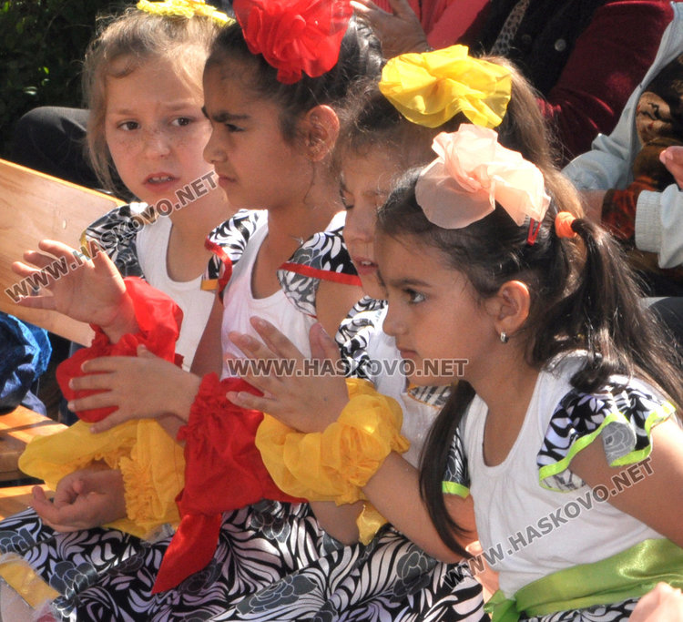 Ученици показват таланти за патронния празник на училището си