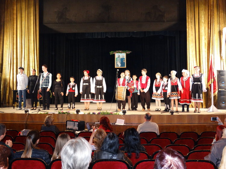 Със спектакъл от нов вид ОУ"Св.св. Кирил и Методий" отбеляза празника си