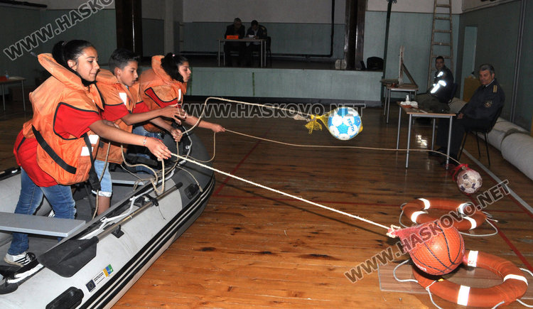 Ученици гасиха пожари и вадиха удавници