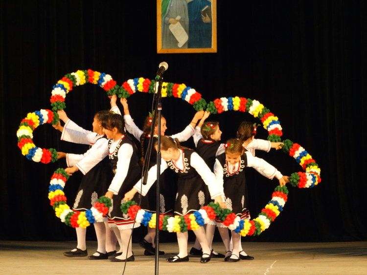 Със спектакъл от нов вид ОУ"Св.св. Кирил и Методий" отбеляза празника си