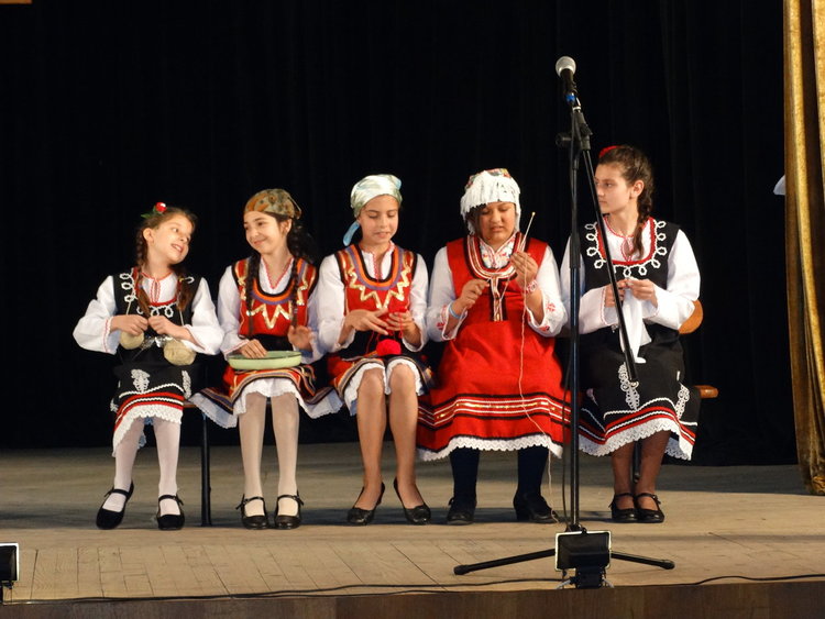 Със спектакъл от нов вид ОУ"Св.св. Кирил и Методий" отбеляза празника си