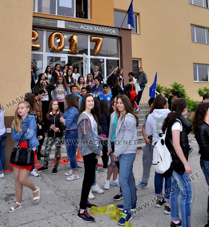 Абитуриентите на Езиковата черпят с хоро и сладкиши на сбогуване