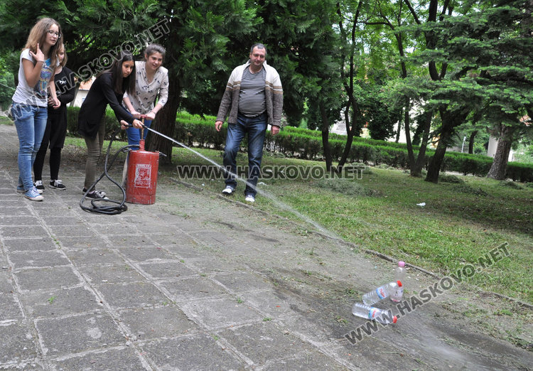 Ученици гасиха пожари и вадиха удавници