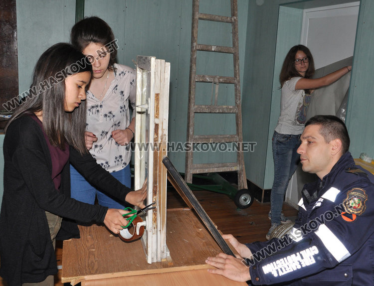 Ученици гасиха пожари и вадиха удавници