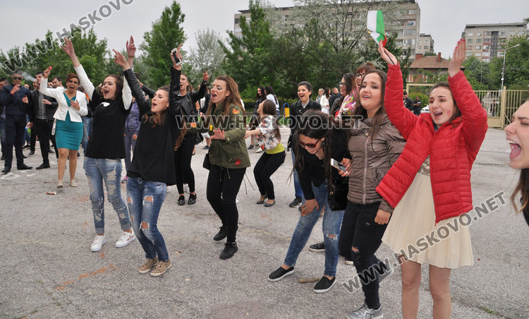 Абитуриентите на Езиковата черпят с хоро и сладкиши на сбогуване