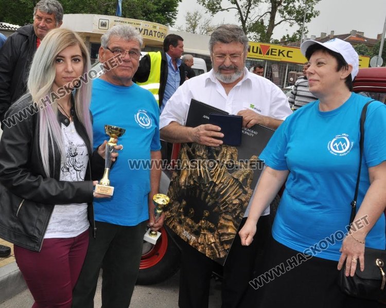 Петко  Вълканов и внучката му Петя са най-възрастният и млад участник в рали "Марица 2017"