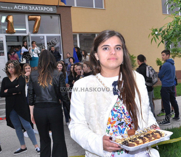 Абитуриентите на Езиковата черпят с хоро и сладкиши на сбогуване