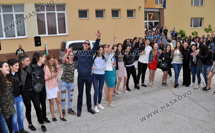 Абитуриентите на Езиковата черпят с хоро и сладкиши на сбогуване