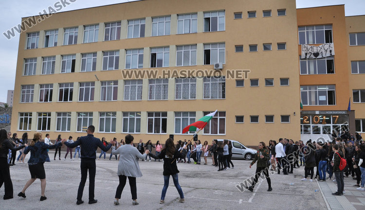 Абитуриентите на Езиковата черпят с хоро и сладкиши на сбогуване