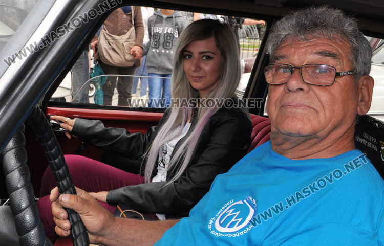 Дядо и внучка пътуват с удоволствие заедно