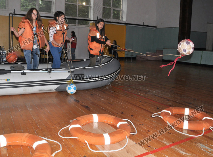 Ученици гасиха пожари и вадиха удавници