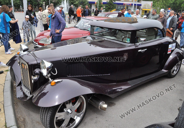 Внучка навигира дядо си в ретро рали по поречието на Марица