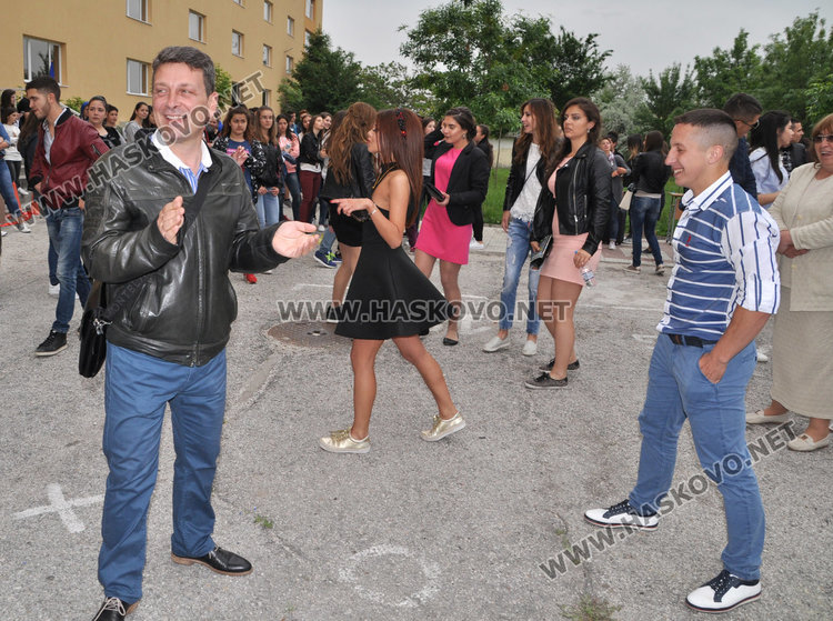 Абитуриентите на Езиковата черпят с хоро и сладкиши на сбогуване