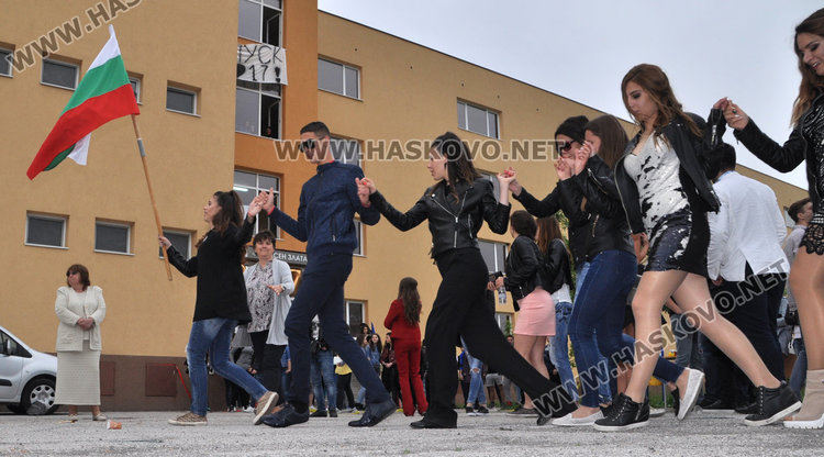 Абитуриентите на Езиковата черпят с хоро и сладкиши на сбогуване