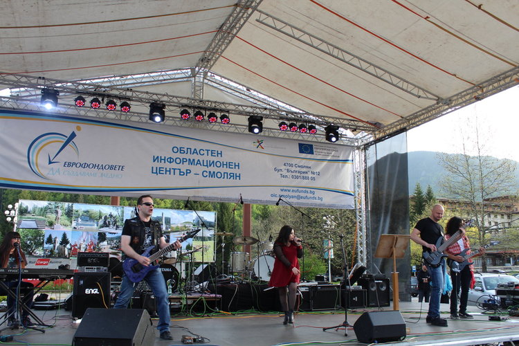 Млади рок таланти от Смолян и звездите Любо Киров и D2 пяха "заедно за Европа" 