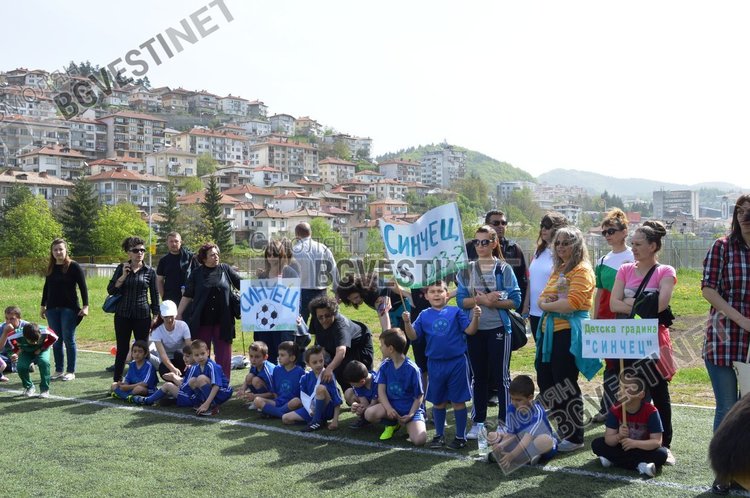 Две малки футболистки получиха топки за доброто си представяне в турнира на детските градини