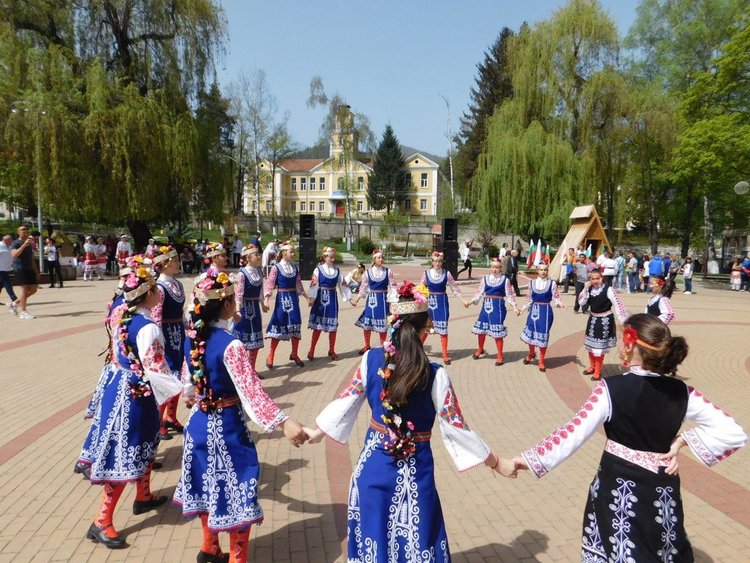 Кръшни хора като петте олимпийски кръга се завиха в Чепеларе