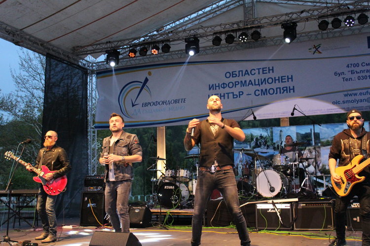 Млади рок таланти от Смолян и звездите Любо Киров и D2 пяха "заедно за Европа" 