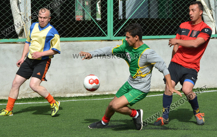 „Дърти хлапета” ритат срещу „Голям девисил” в аматьорски футболен турнир