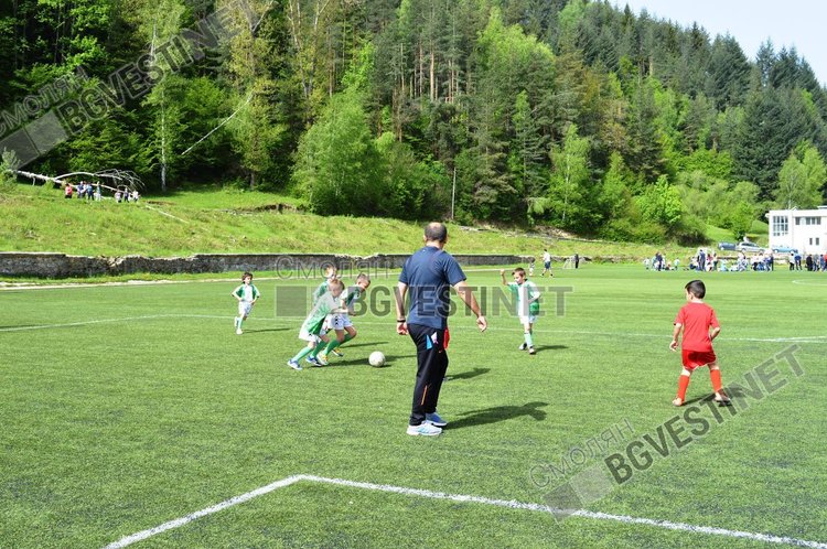 Две малки футболистки получиха топки за доброто си представяне в турнира на детските градини
