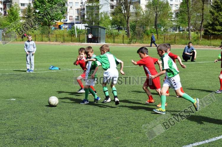 Две малки футболистки получиха топки за доброто си представяне в турнира на детските градини