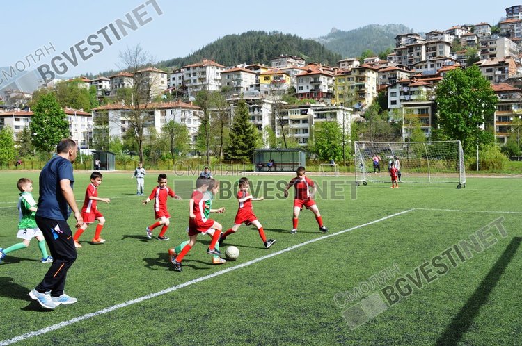 Две малки футболистки получиха топки за доброто си представяне в турнира на детските градини