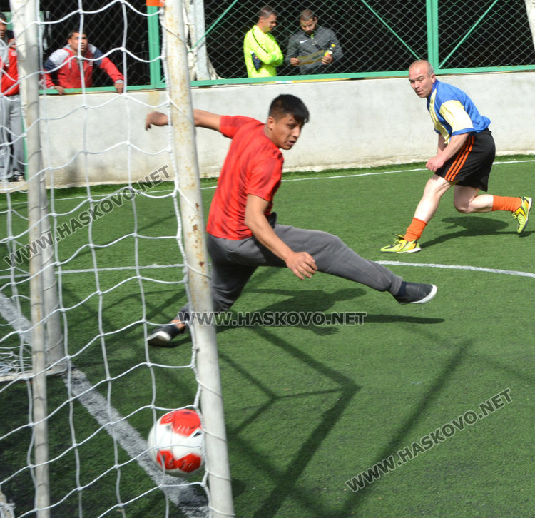 „Дърти хлапета” ритат срещу „Голям девисил” в аматьорски футболен турнир