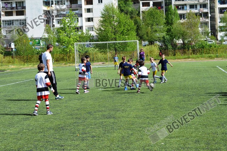 Две малки футболистки получиха топки за доброто си представяне в турнира на детските градини