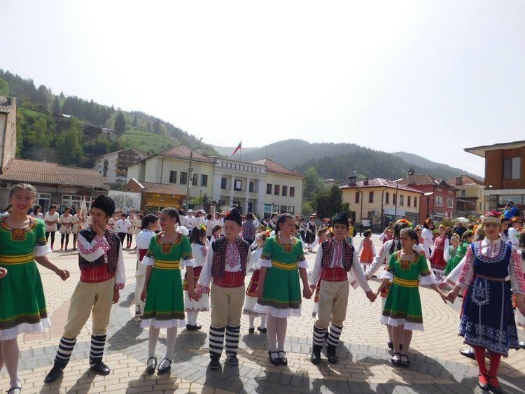 Кръшни хора като петте олимпийски кръга се завиха в Чепеларе