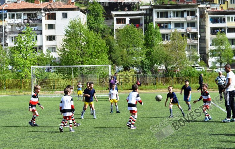 Две малки футболистки получиха топки за доброто си представяне в турнира на детските градини