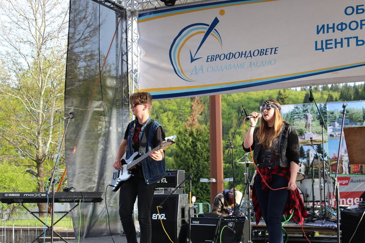 Млади рок таланти от Смолян и звездите Любо Киров и D2 пяха "заедно за Европа" 