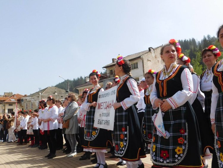 Кръшни хора като петте олимпийски кръга се завиха в Чепеларе