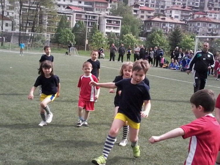 97 малчугани ритат днес под надслов „Аз ще стана футболист”