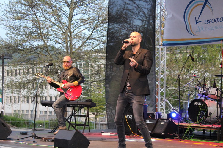 Млади рок таланти от Смолян и звездите Любо Киров и D2 пяха "заедно за Европа" 