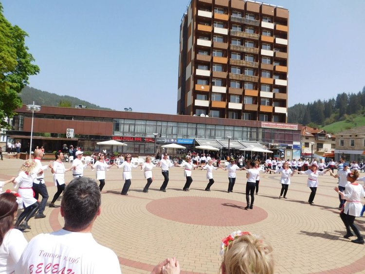 Кръшни хора като петте олимпийски кръга се завиха в Чепеларе
