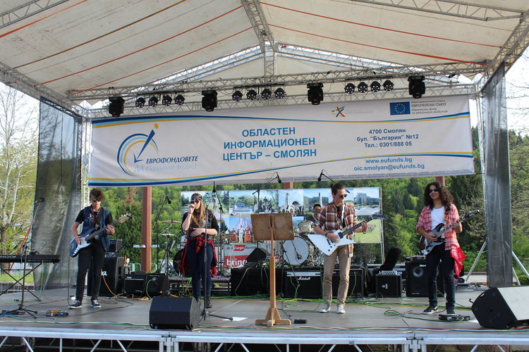 Млади рок таланти от Смолян и звездите Любо Киров и D2 пяха "заедно за Европа" 