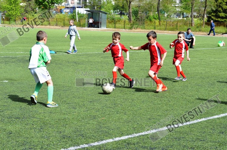 Две малки футболистки получиха топки за доброто си представяне в турнира на детските градини