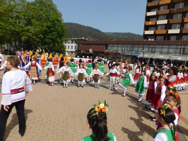 Кръшни хора като петте олимпийски кръга се завиха в Чепеларе