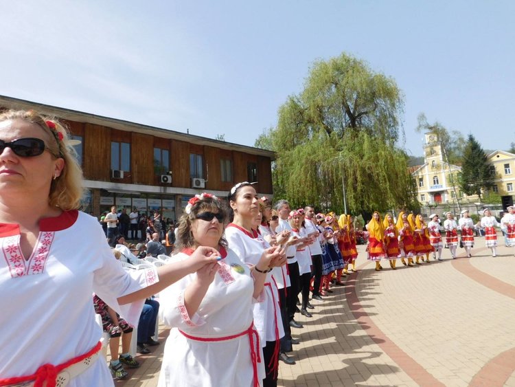 Кръшни хора като петте олимпийски кръга се завиха в Чепеларе