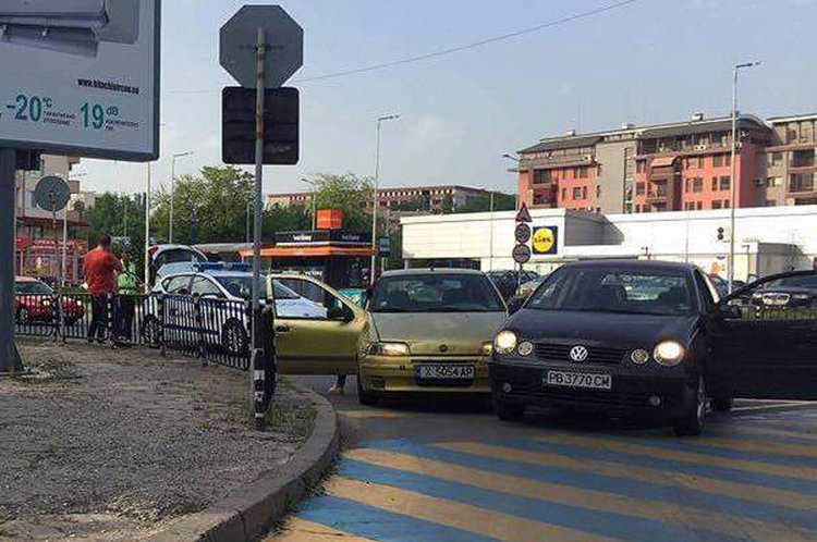 Читател: Двама младоци-шофьори се блъснаха до Лидл и се сбиха