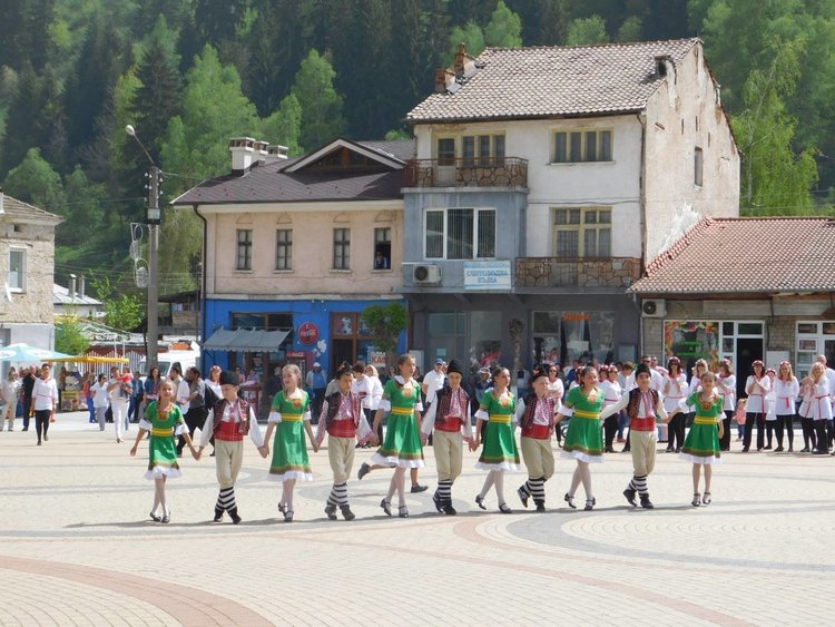 Кръшни хора като петте олимпийски кръга се завиха в Чепеларе