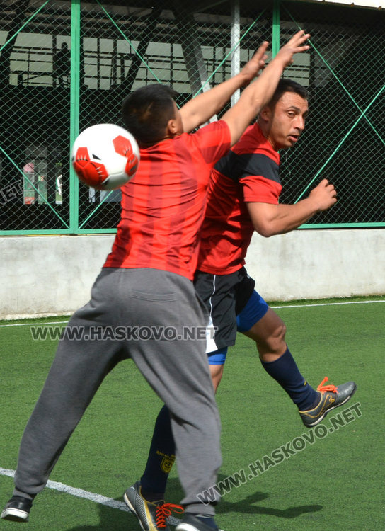 „Дърти хлапета” ритат срещу „Голям девисил” в аматьорски футболен турнир