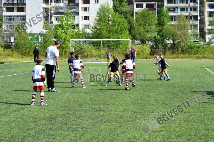 Две малки футболистки получиха топки за доброто си представяне в турнира на детските градини